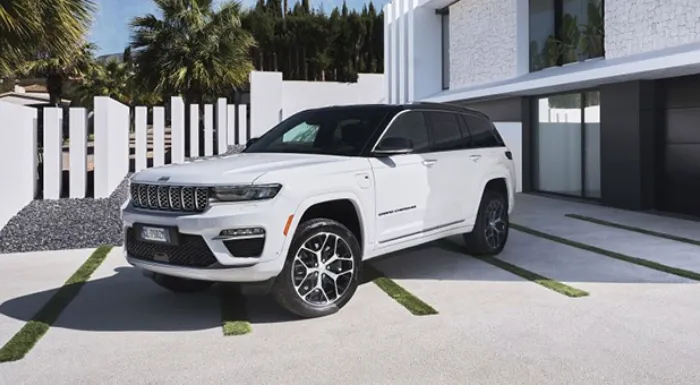 Jeep®  4xe teljes felállás Dél-Spanyolország festői útjain játszva. Reflektorfényben a vadonatúj Grand Cherokee