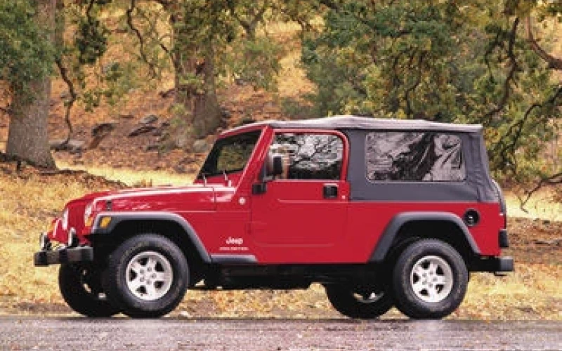 CHRY_JJK12US4_026_Front_-2012---JEEP---WRANGLER-(JK)---SAHARA2