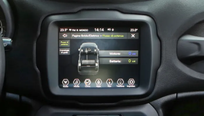 Uconnect™ infotainment rendszer 8,4”-os kijelzővel